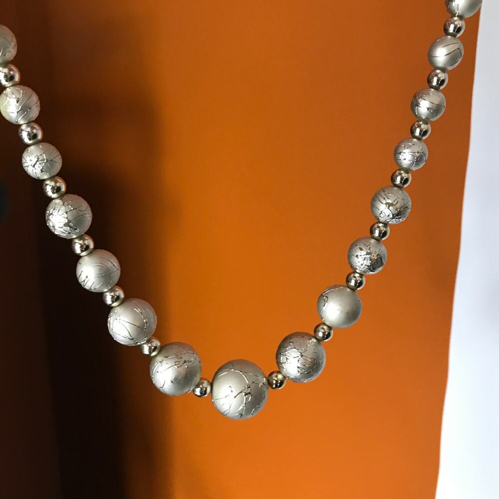 Vintage silver tone splatter/swirl graduated beads necklace